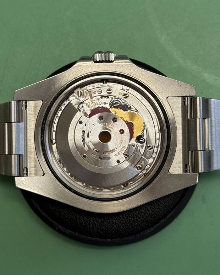 Rolex Kaliber, Gehäuseboden geöffnet