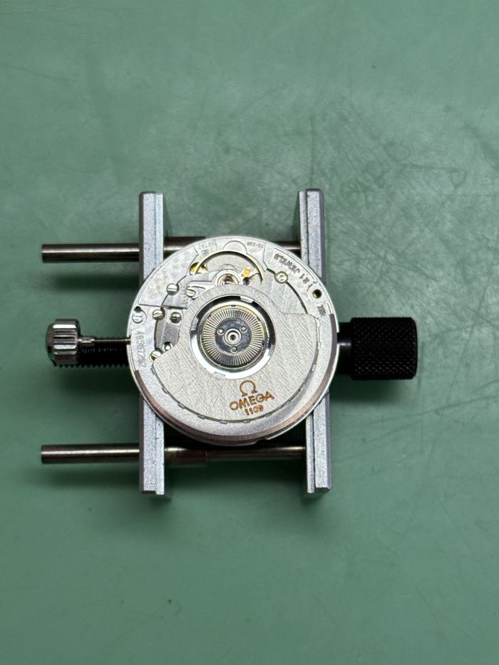 Automatikwerk im Uhrmacher-Halter